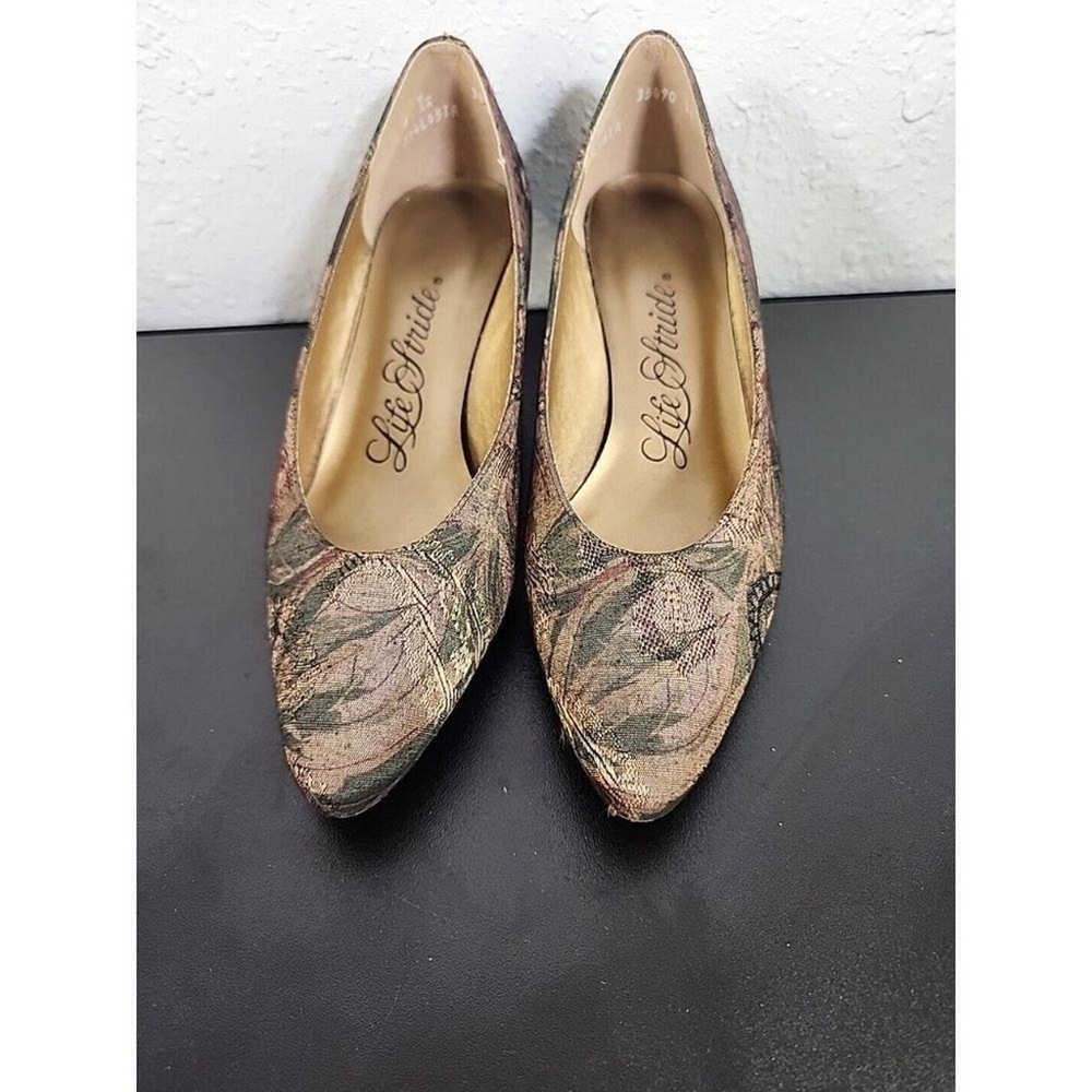 Life Stride Women's Tan Floral Tapestry Heels